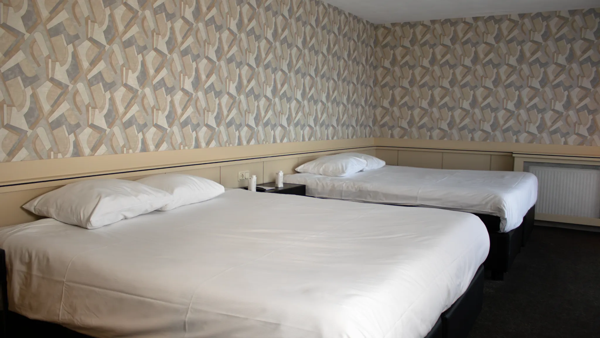 Comfort hotelkamer met twee tweepersoonsbedden, ideaal voor gezinnen of een verblijf met meerdere personen