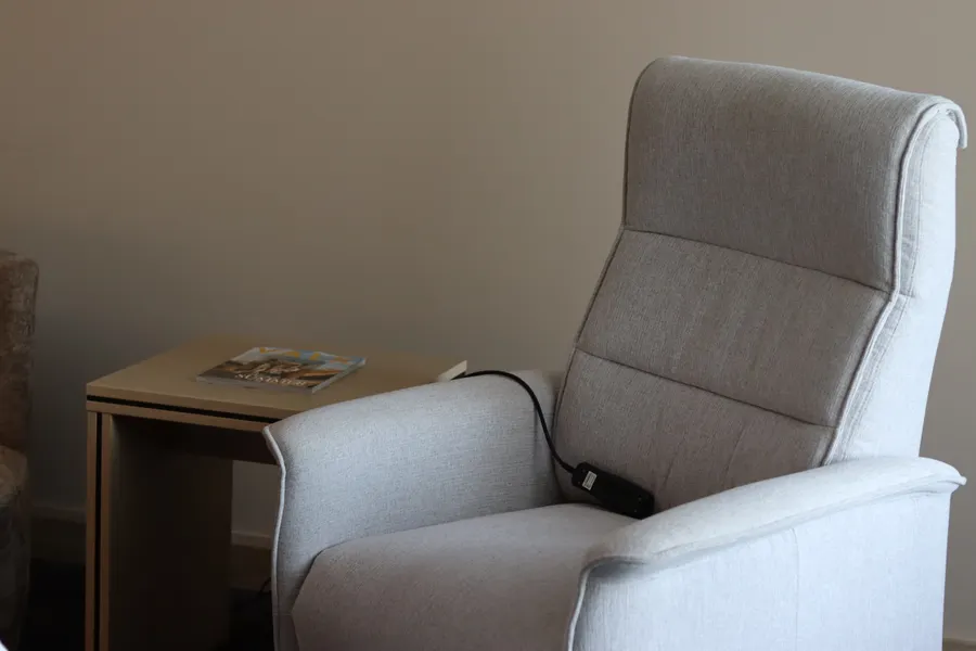 Fauteuil confortable avec table d'appoint dans le coin salon d'une chambre d'hôtel