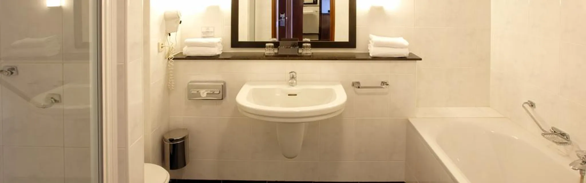 Bathroom Luxury Twin Hotel Volendam