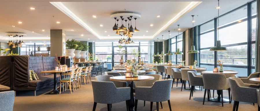 Gemütlicher Sitzbereich im Buffetrestaurant mit moderner Einrichtung und stimmungsvoller Beleuchtung.
