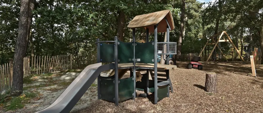 terrasse avec aire de jeux pour enfants