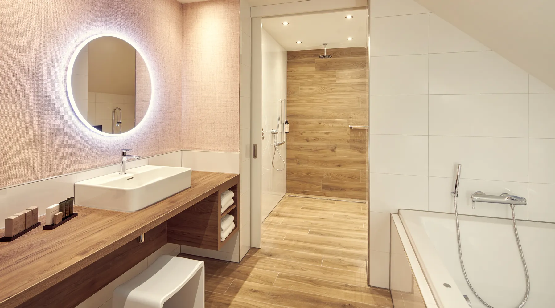 disabled deluxe room with whirlpool