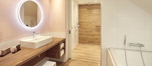 disabled deluxe room with whirlpool