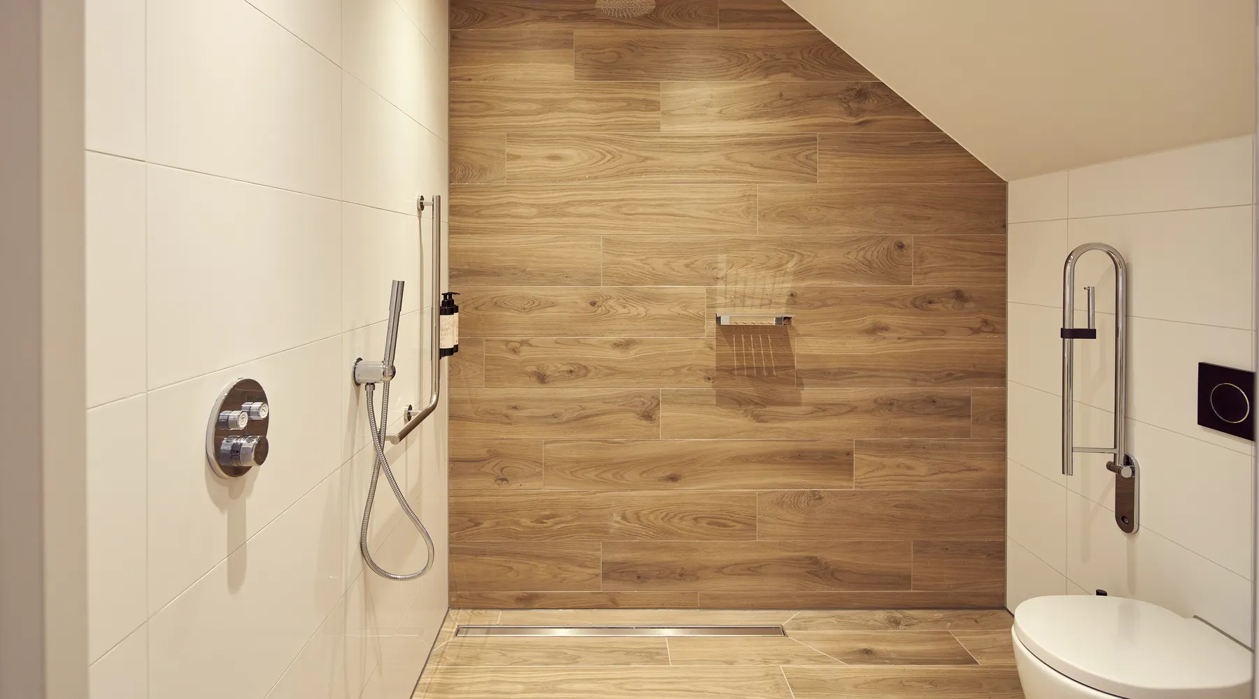 chambre de luxe pour handicapes avec bain a remous