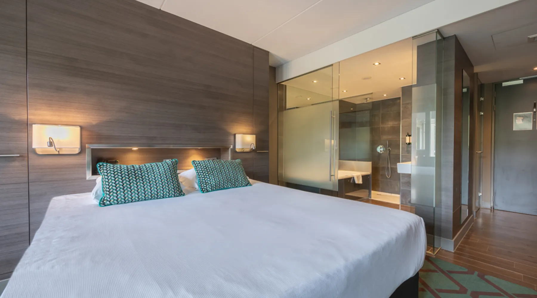Luxuas Zimmer mit Whirlpool Badewanne