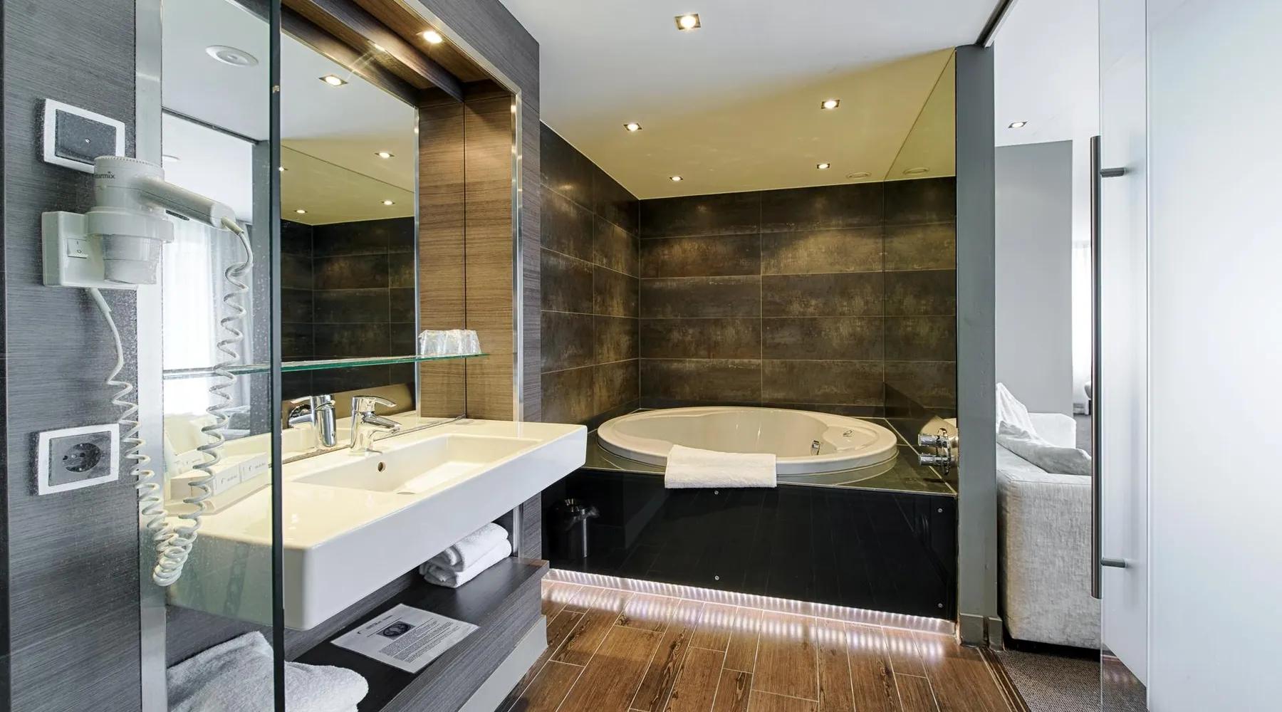 room with jacuzzi tilburg