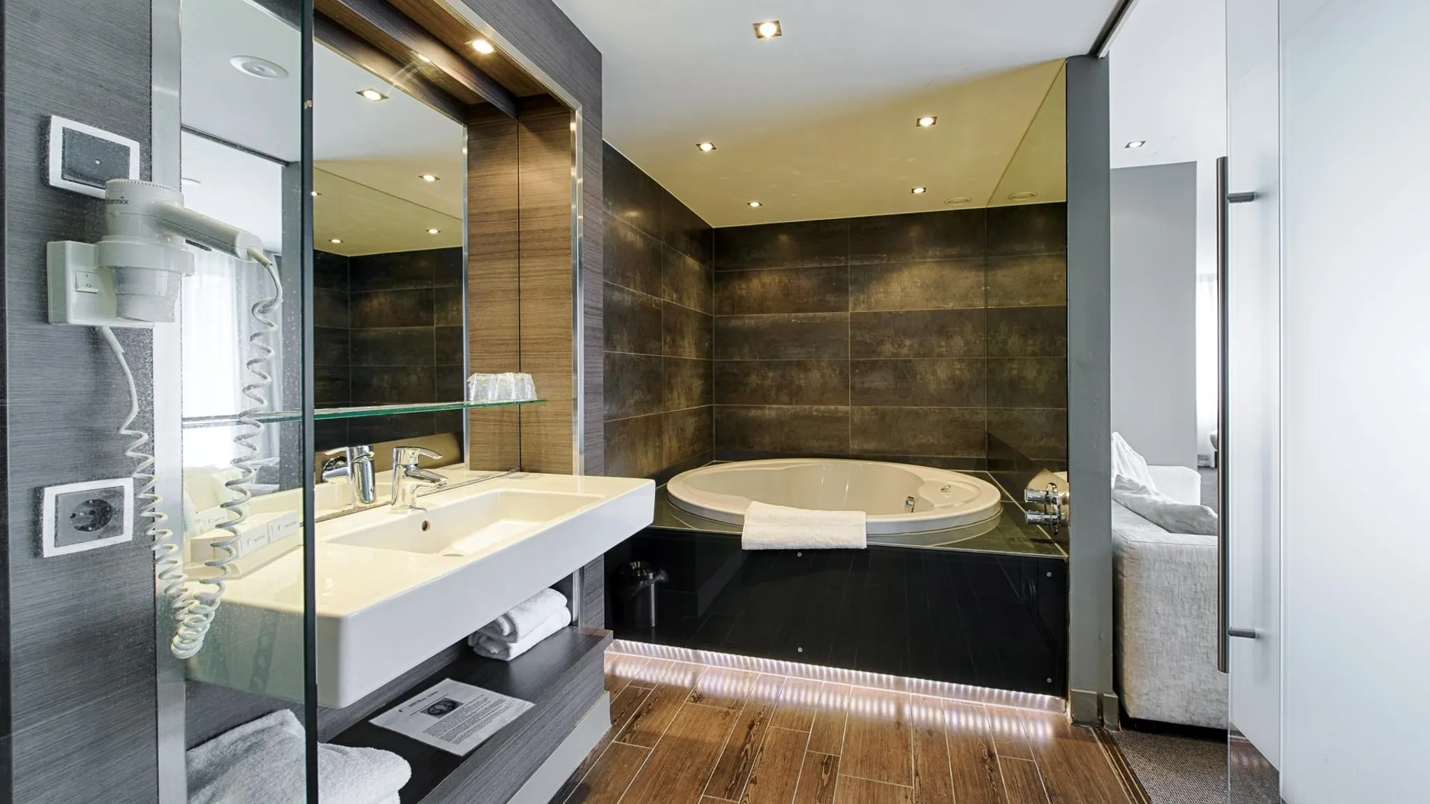 kamer met grote jacuzzi breda tilburg
