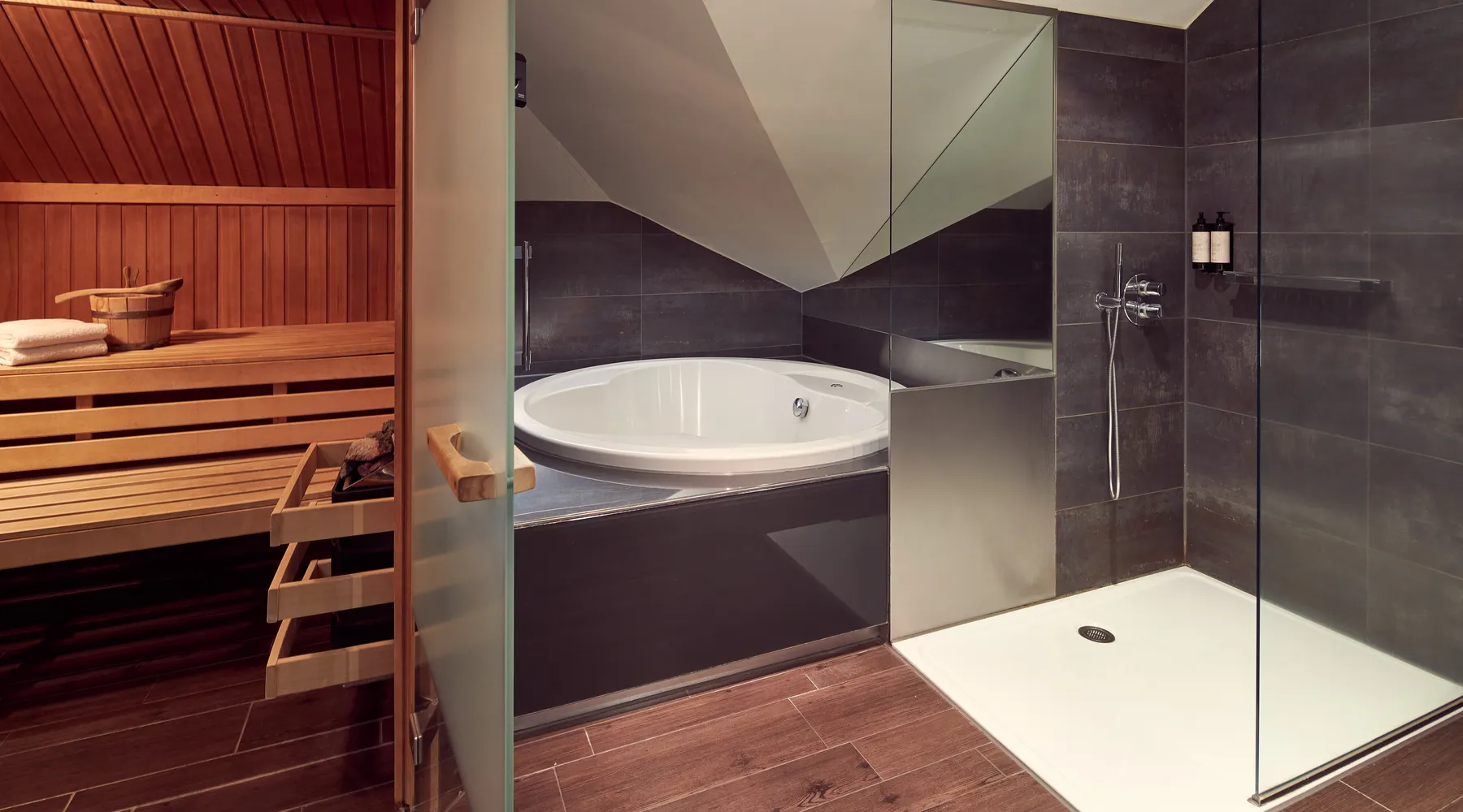 Sauna suite met Ronde Jacuzzi