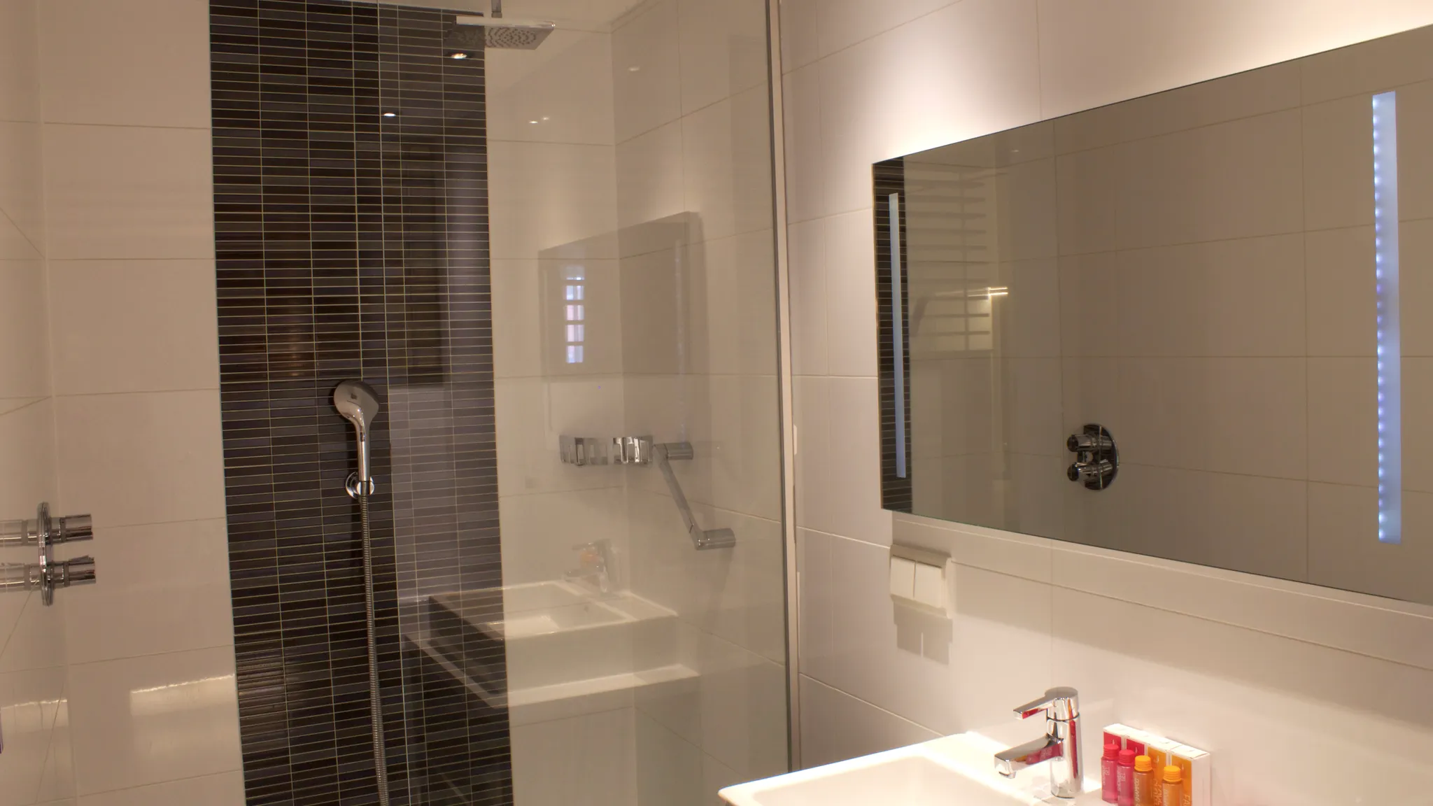 Badkamer met bad en douche