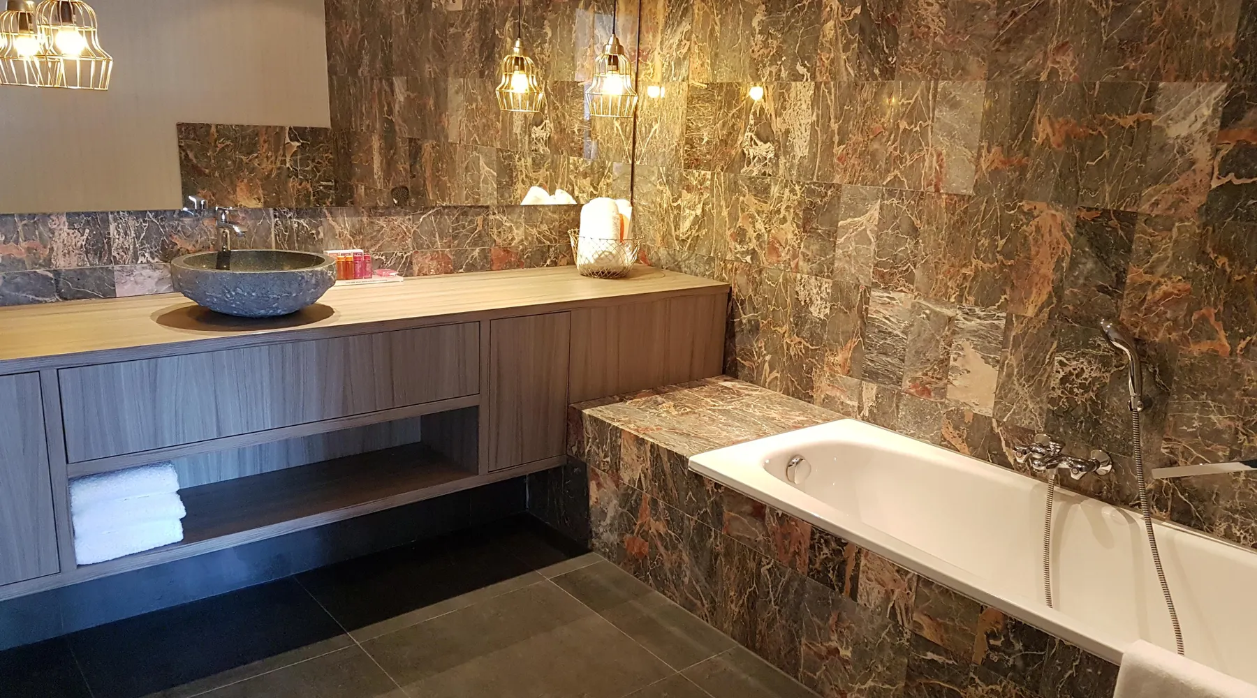 Badezimmer mit Bad
