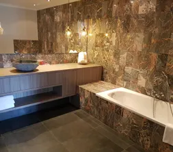Badkamer met bad