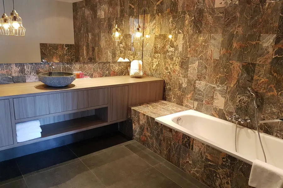 Badkamer met bad