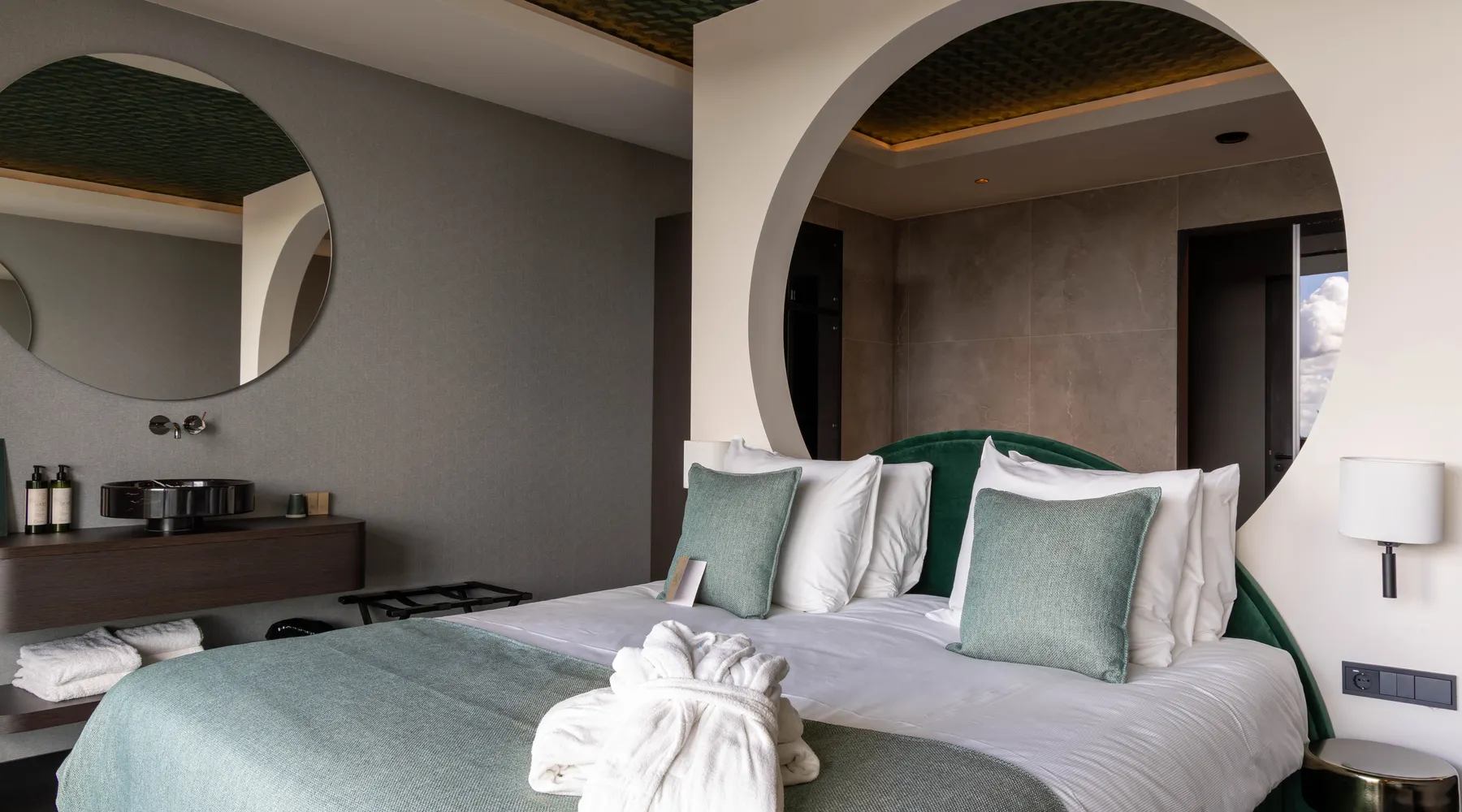 Suite Forêt Van der Valk Nuland lit avec salle de bain et détails design.
