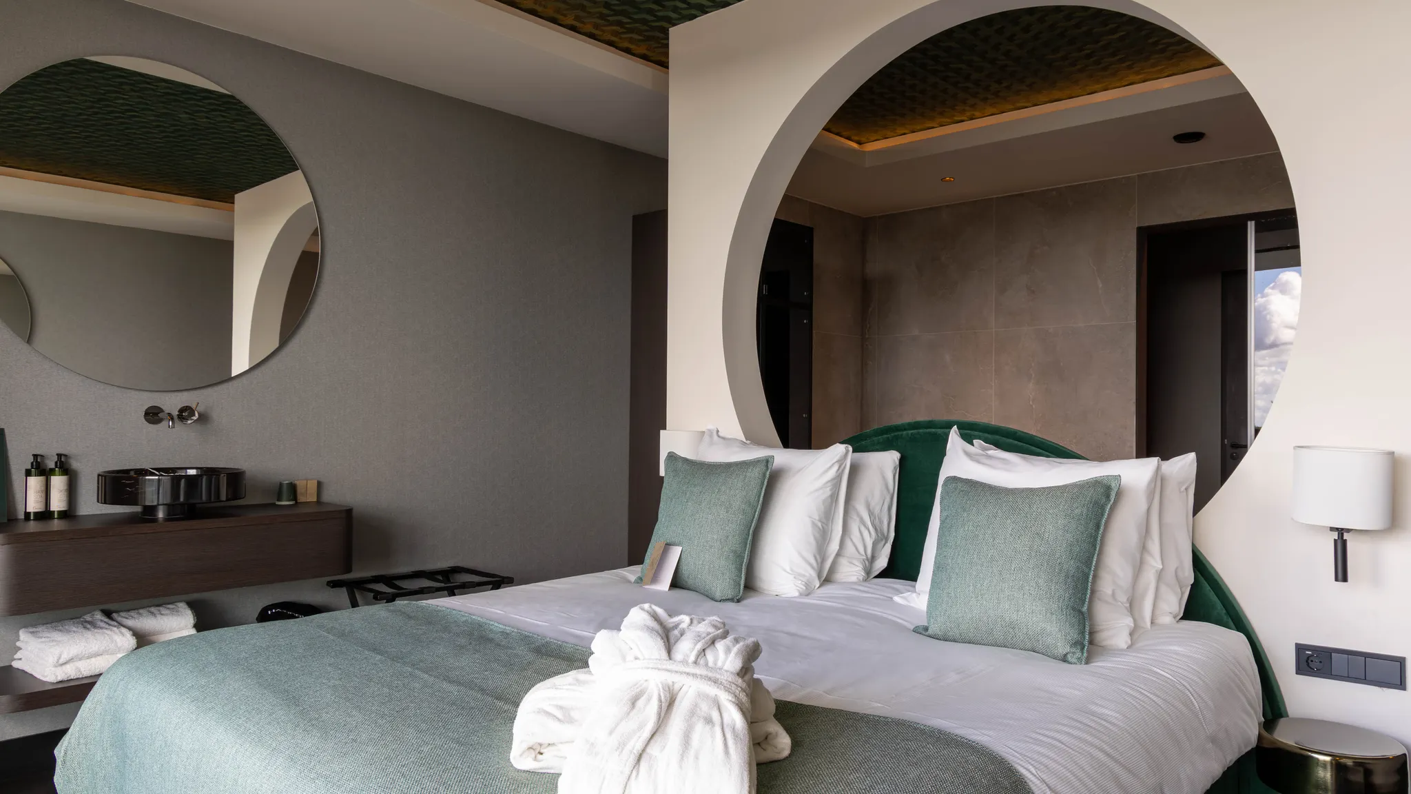 Suite Forêt Van der Valk Nuland bed met badkamer en designaccenten.
