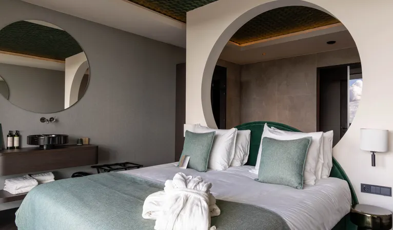 Suite Forêt Van der Valk Nuland bed met badkamer en designaccenten.