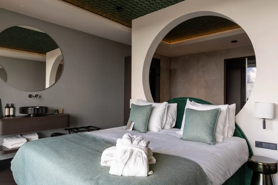 Suite Forêt Van der Valk Nuland bed met badkamer en designaccenten.