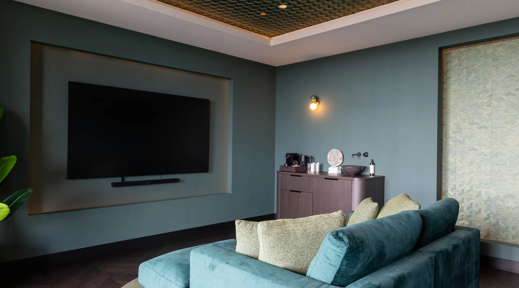 Suite Forêt Van der Valk Nuland salon avec coin salon et télévision.