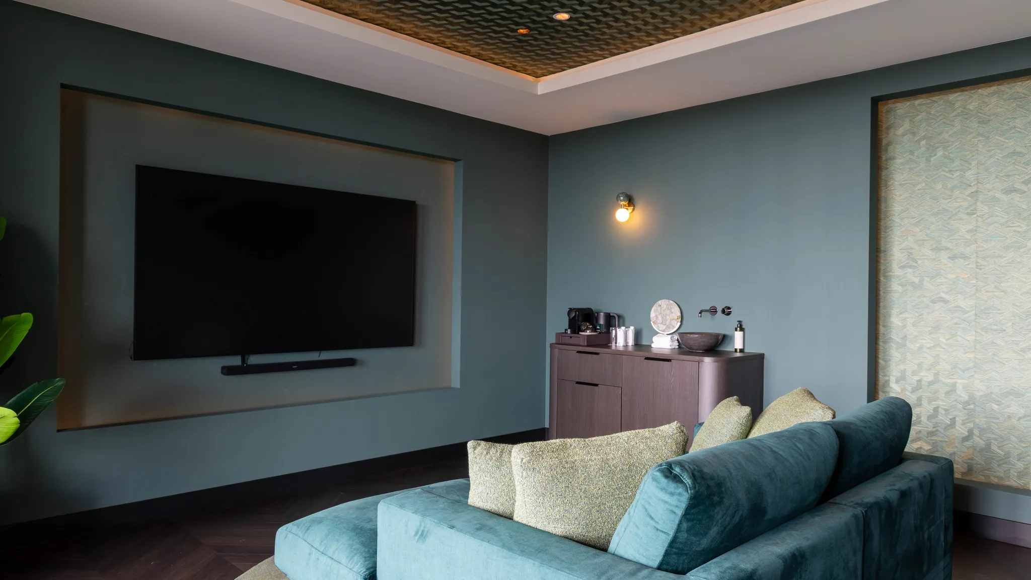 Suite Forêt Van der Valk Nuland woonkamer met zithoek en tv.
