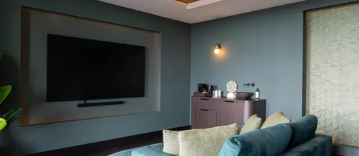 Suite Forêt Van der Valk Nuland woonkamer met zithoek en tv.