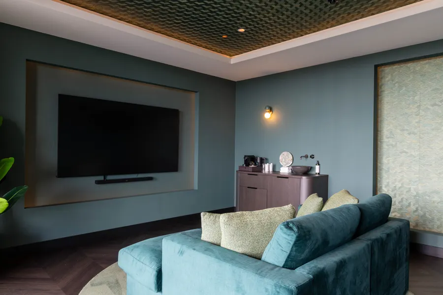 Suite Forêt Van der Valk Nuland woonkamer met zithoek en tv.