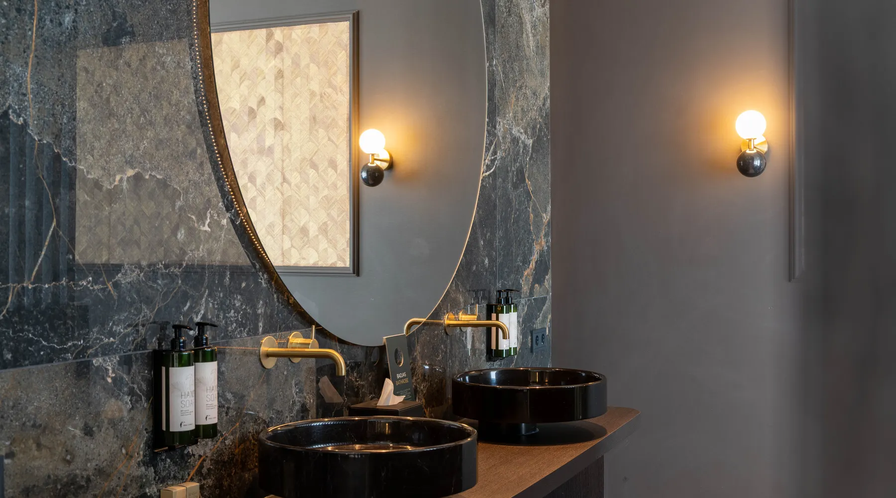 Marron Suite bathroom Van der Valk Nuland with double sinks and marble finish.