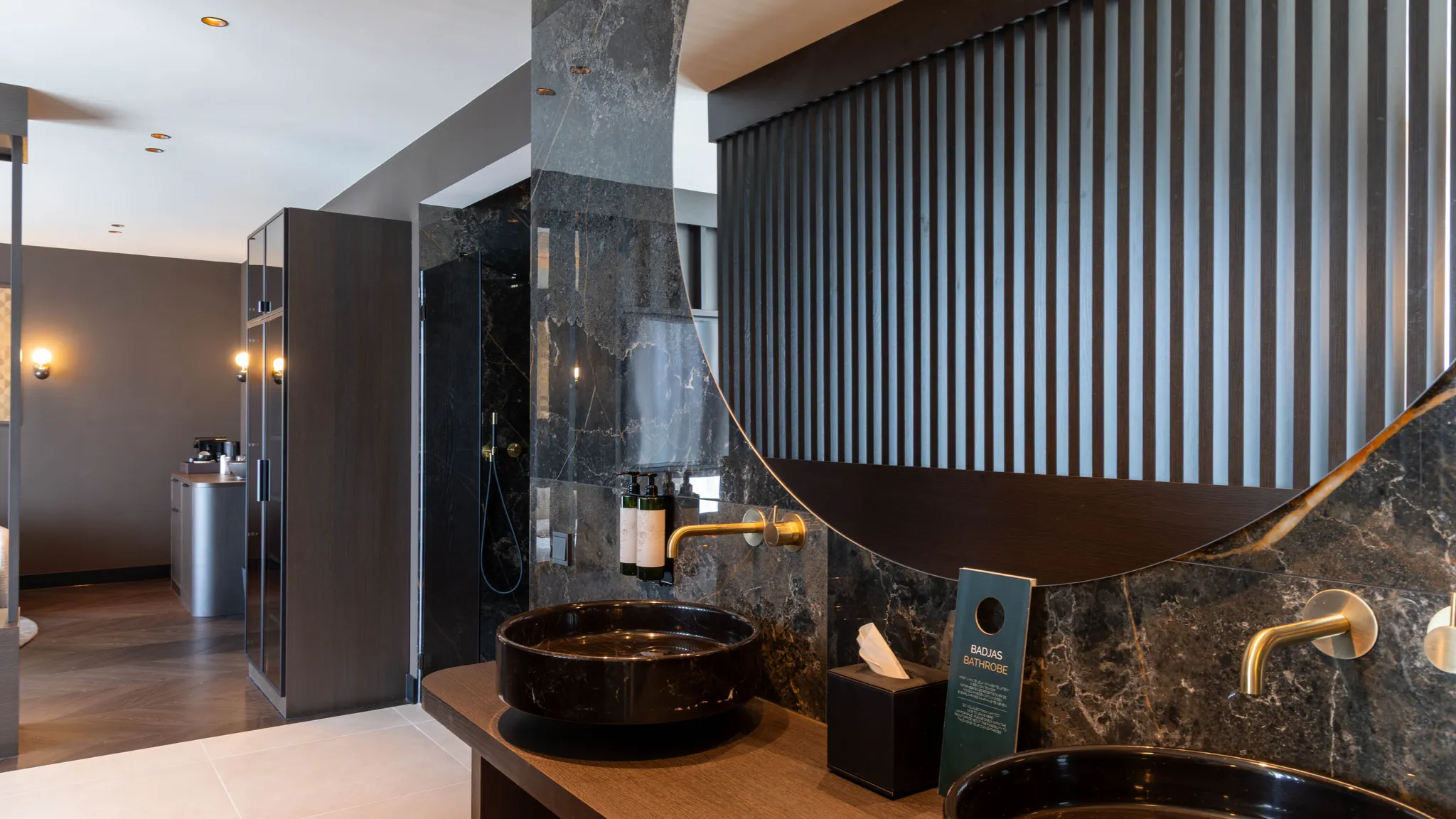 Badezimmer Marron Suite Van der Valk Nuland mit Doppelwaschbecken und Marmorausstattung.