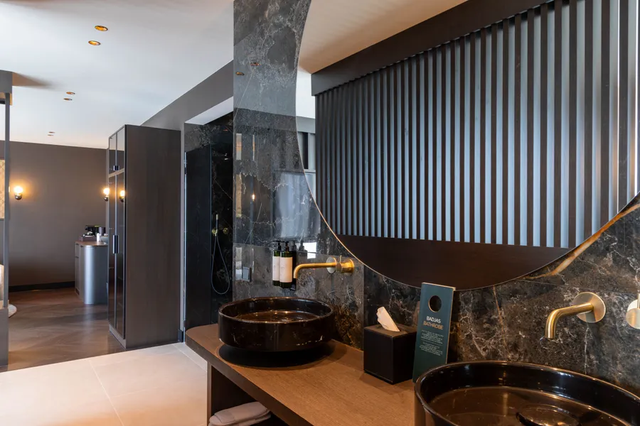 Badkamer Suite Marron Van der Valk Nuland met dubbele wastafels en marmeren afwerking.
