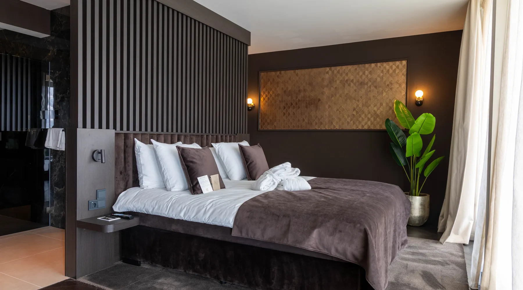 Marron Suite Van der Valk Nuland with king-size bed and elegant design.