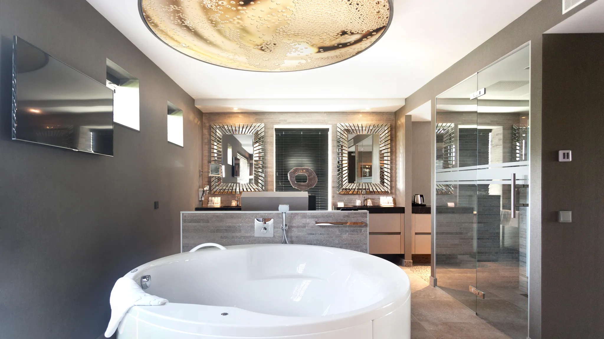 Champagne Suite