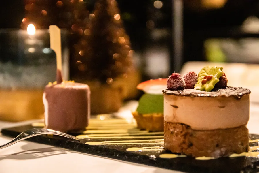 Culinair en feestelijk opgemaakt dessert, geserveerd tijdens het kerstdiner.
