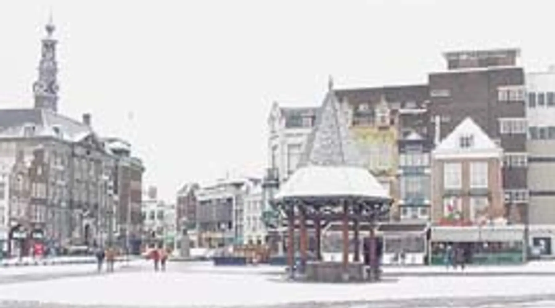 Een sfeervol besneeuwd straatbeeld van de historische binnenstad in de winter.