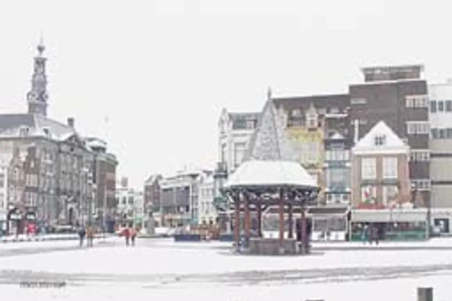 Een sfeervol besneeuwd straatbeeld van de historische binnenstad in de winter.