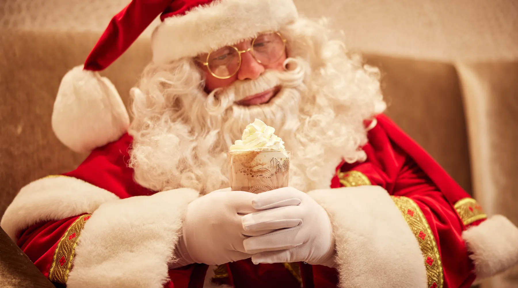Portret van de vrolijke Kerstman als sfeerbeeld voor de feestdagen.