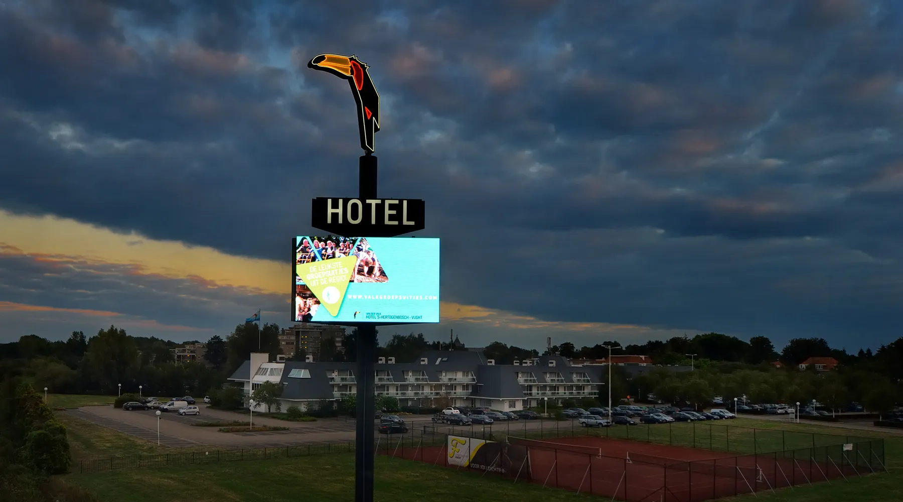 Buitenaanzicht van het reclame bord en logo van Van der Valk