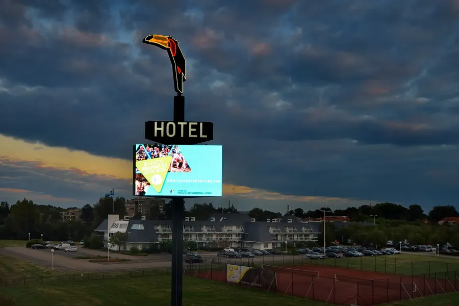 Buitenaanzicht van het reclame bord en logo van Van der Valk