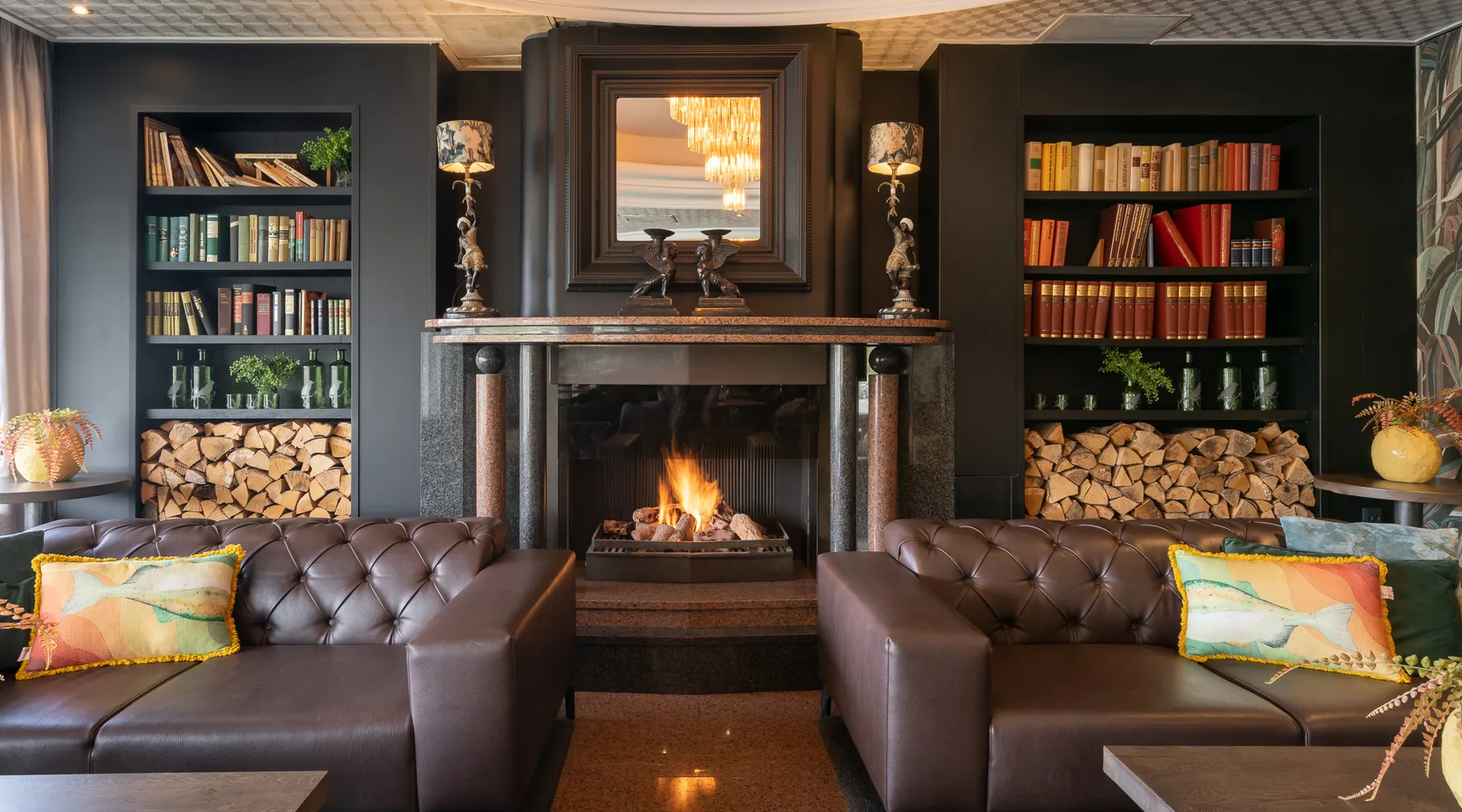 Hotelbar met openhaard