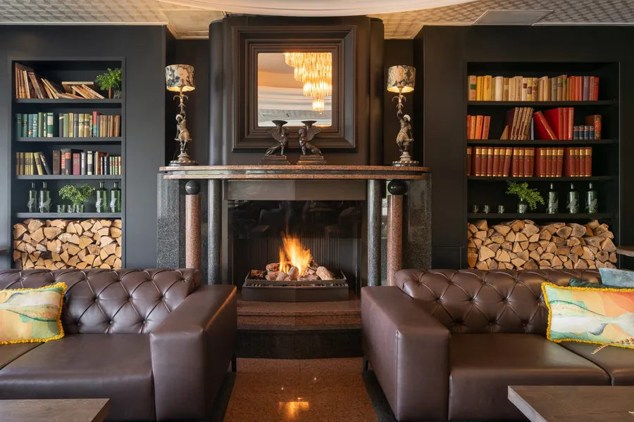 Hotelbar mit Kamin