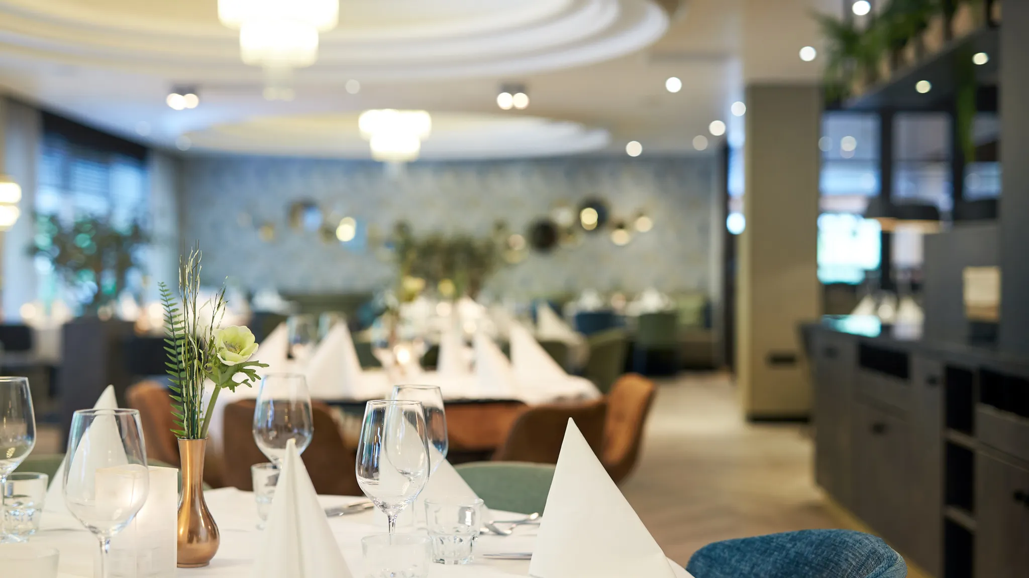 Atmosphärischer Überblick über das Restaurant de Witte, modern eingerichtet mit gedeckten Tischen für das inkludierte Drei-Gänge-Menü.