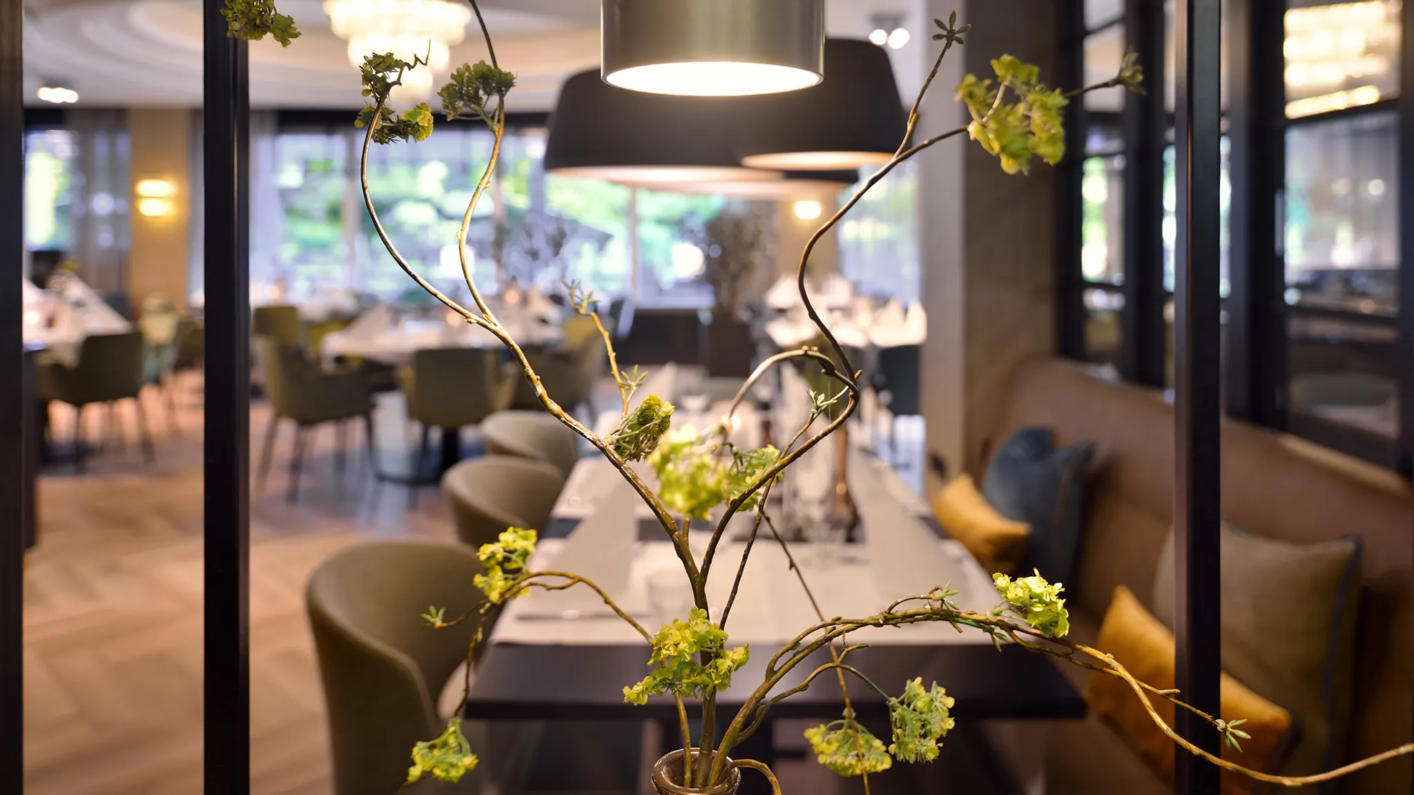 Sfeervol doorkijkje in het modern ingerichte à la carte restaurant, met chique gedekte tafels voor een lunch of diner.