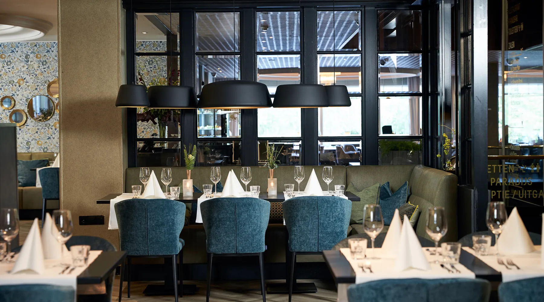restaurant met gedekte tafels