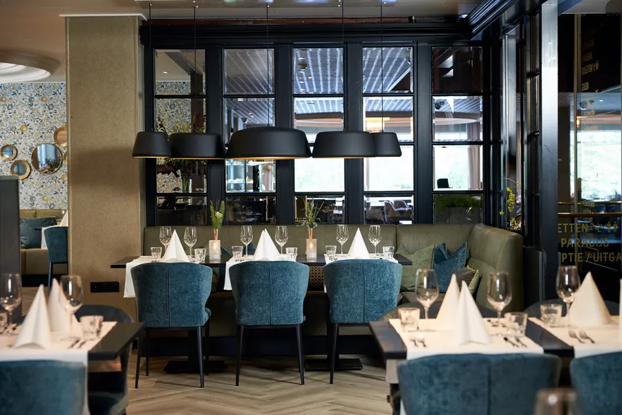 restaurant met gedekte tafels