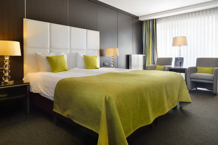 Ruim bed in hotelkamer