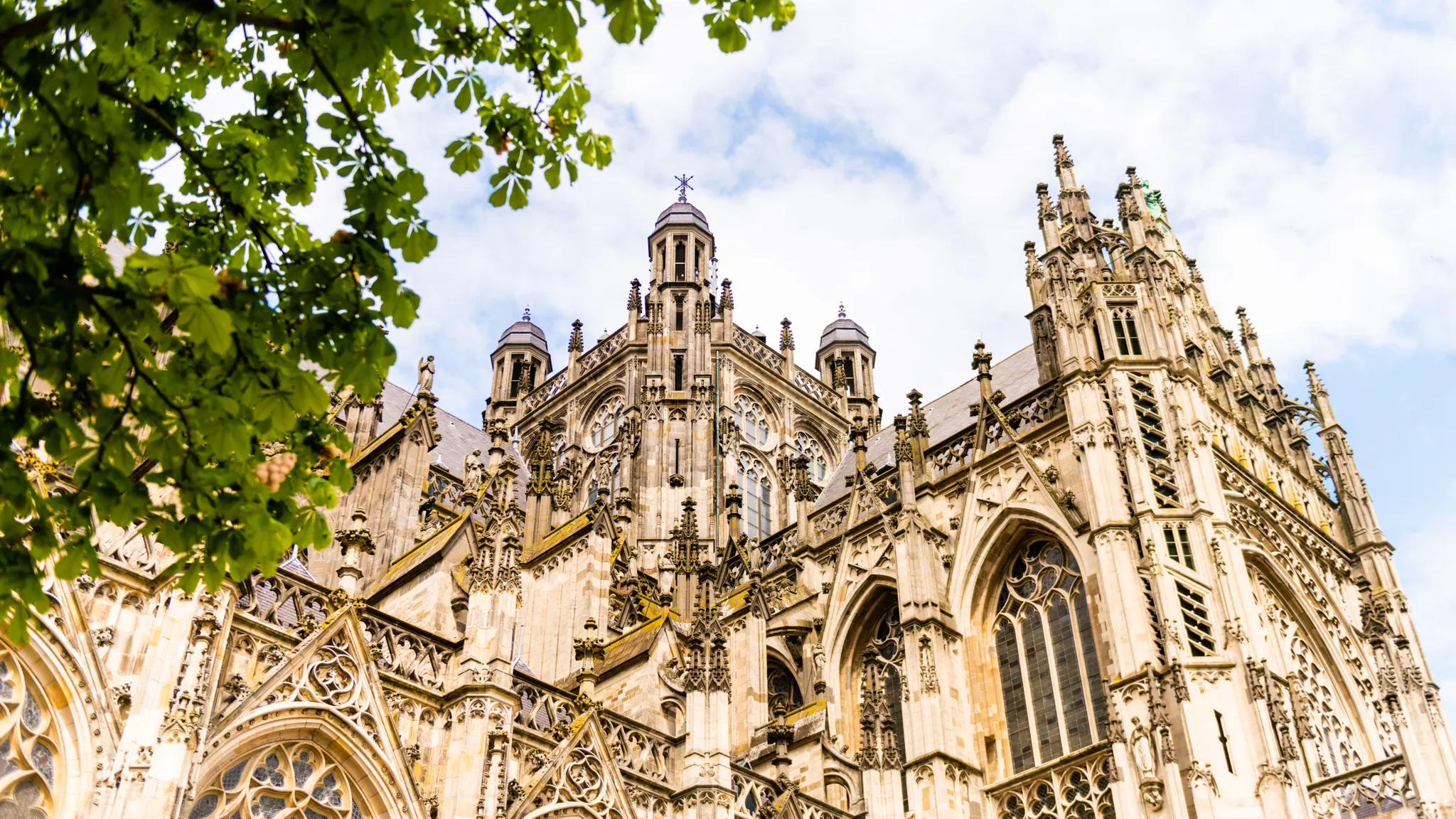 Beeindruckende Außenansicht der historischen St.-Johannes-Kathedrale in 's-Hertogenbosch, einem bekannten Wahrzeichen der Region.