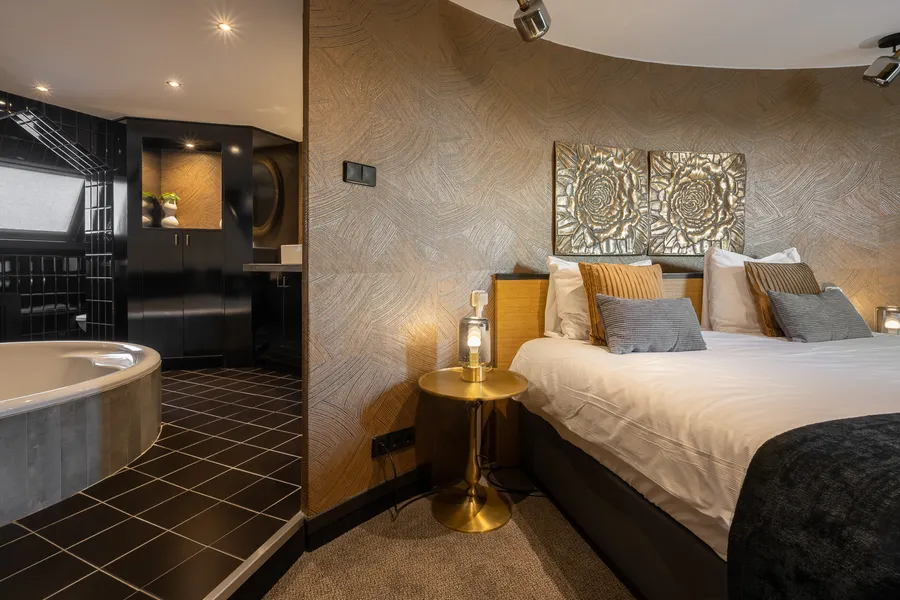 Doppelbett und geräumiges Badezimmer