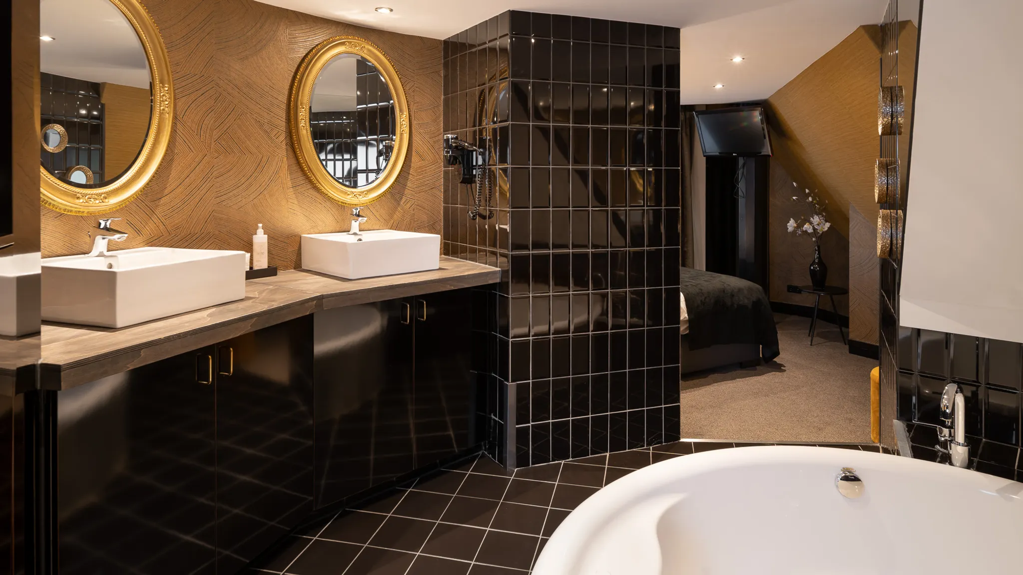 lavabo avec miroirs dorés