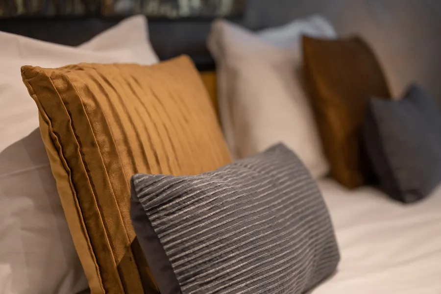 Kissen auf dem Bett