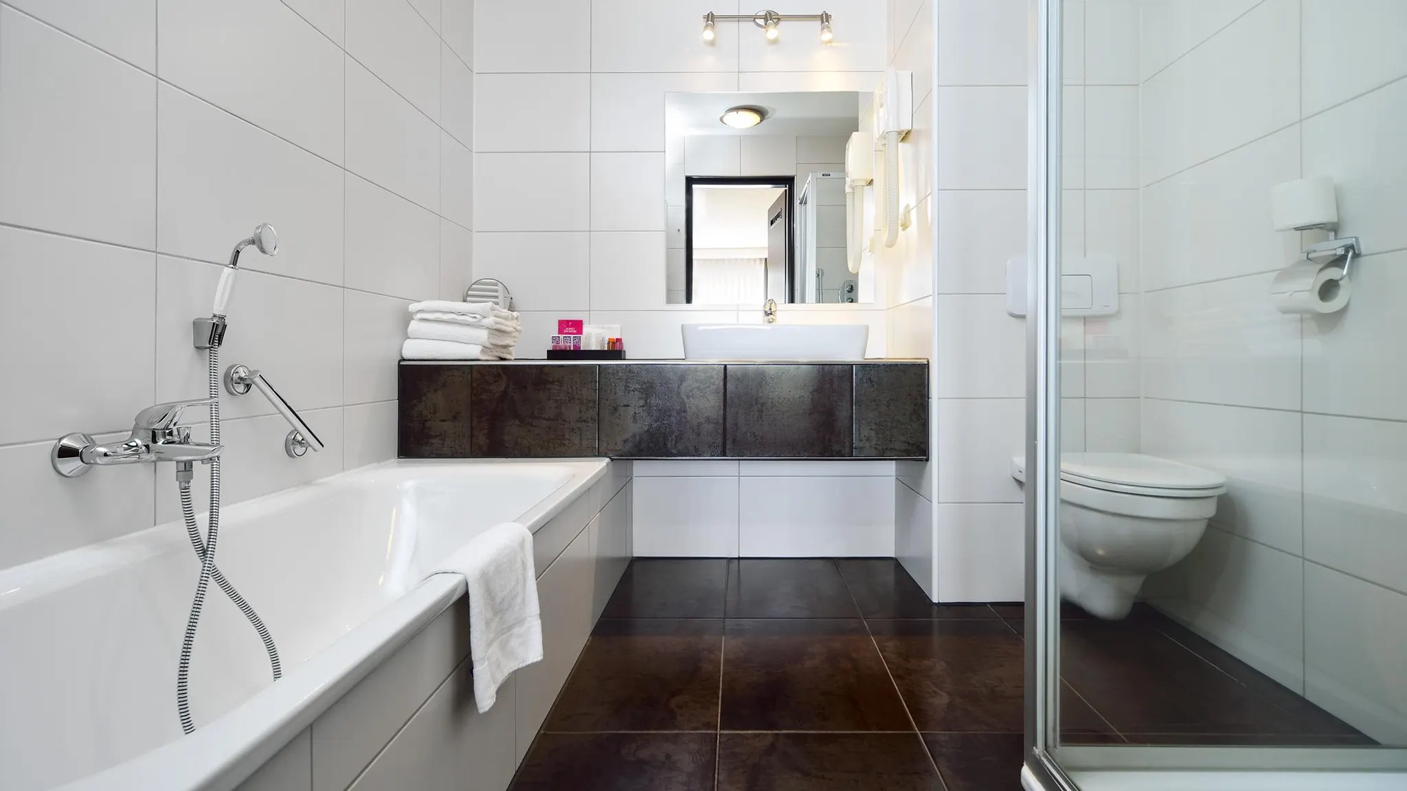 Badezimmer mit Dusche und Badewanne