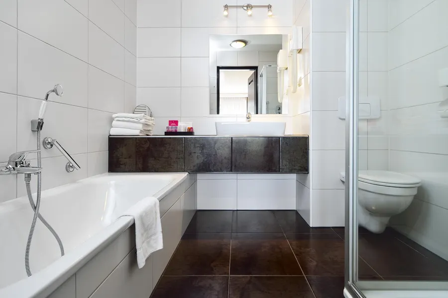 Badezimmer mit Dusche und Badewanne