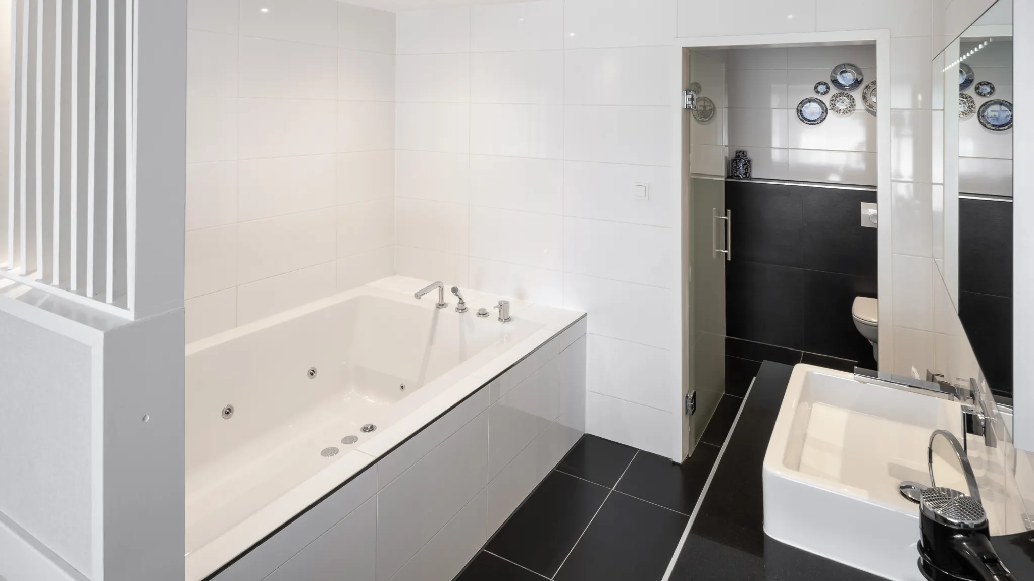 Badkamer met jacuzzi