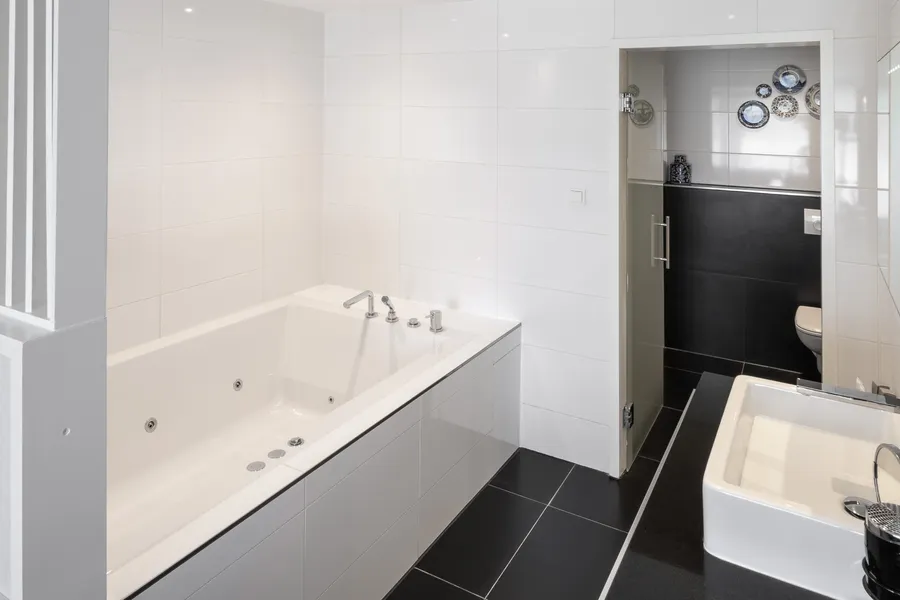 Badezimmer mit Jacuzzi